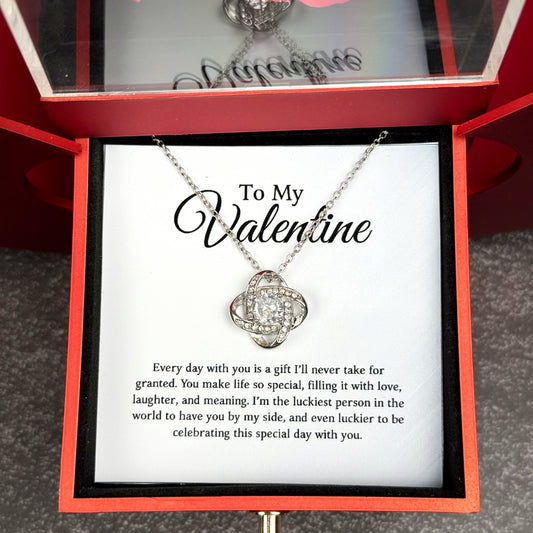 An meinen Schatz zum Valentinstag - Liebesknoten Halskette mit Roter Herz Rosen Box