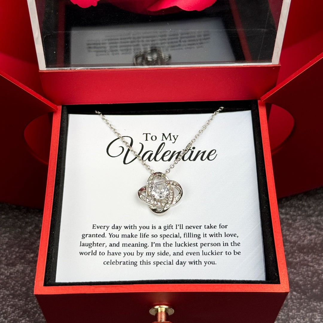 An meinen Schatz zum Valentinstag - Liebesknoten Halskette mit Roter Herz Rosen Box