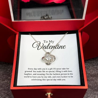 An meinen Schatz zum Valentinstag - Liebesknoten Halskette mit Roter Herz Rosen Box
