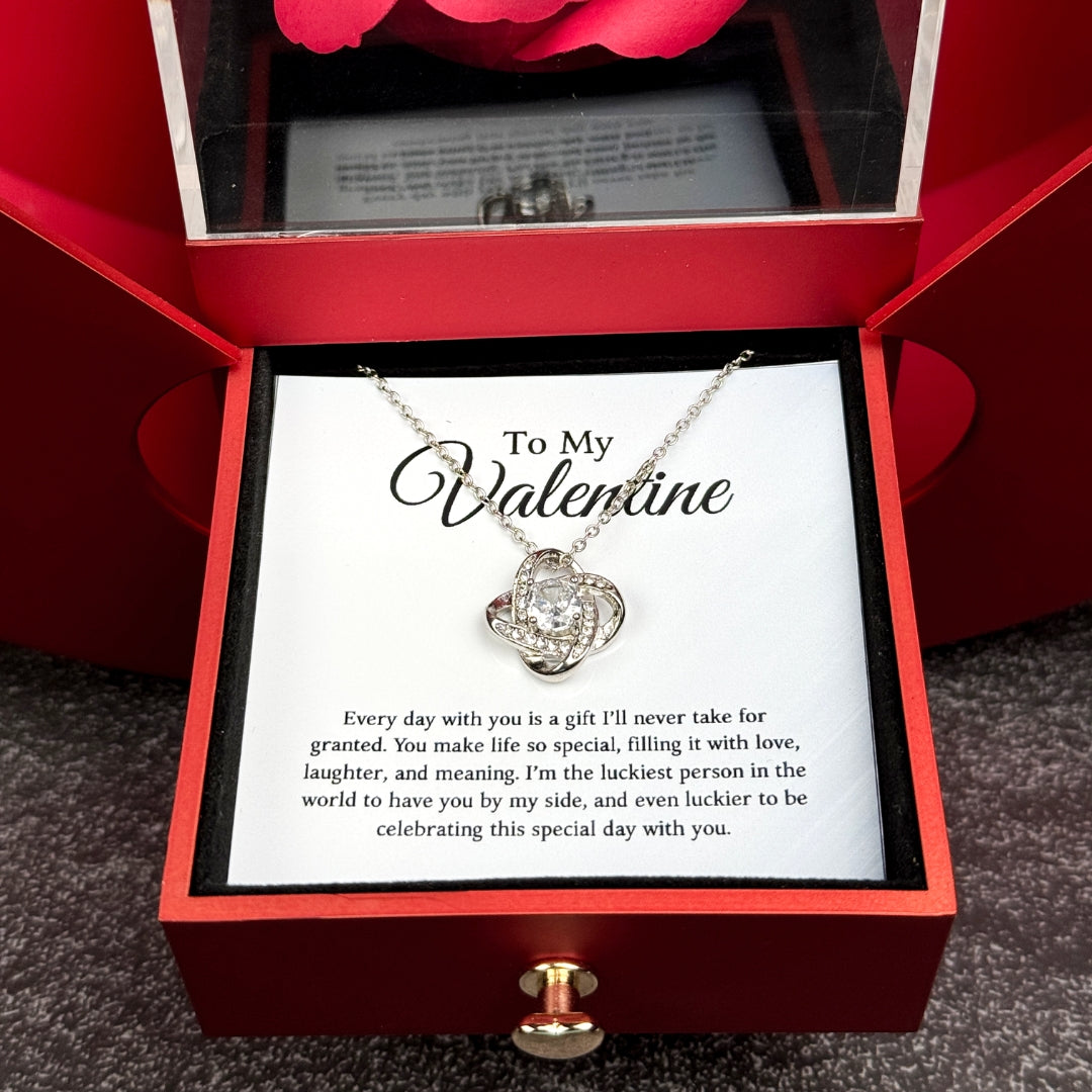 An meinen Schatz zum Valentinstag - Liebesknoten Halskette mit Roter Herz Rosen Box