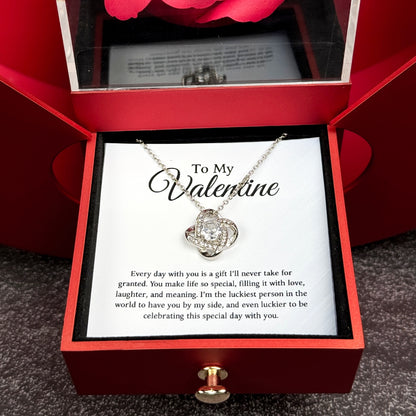 An meinen Schatz zum Valentinstag - Liebesknoten Halskette mit Roter Herz Rosen Box