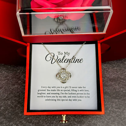 An meinen Schatz zum Valentinstag - Liebesknoten Halskette mit Roter Herz Rosen Box